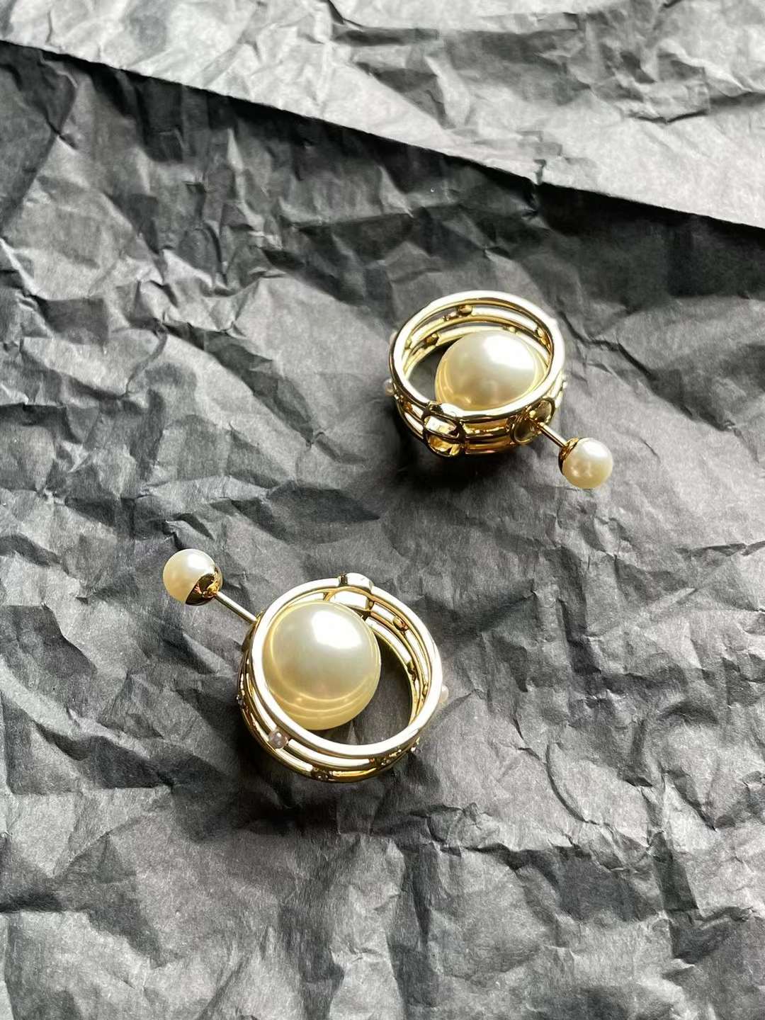 Dior 2024 new earrings view 5
