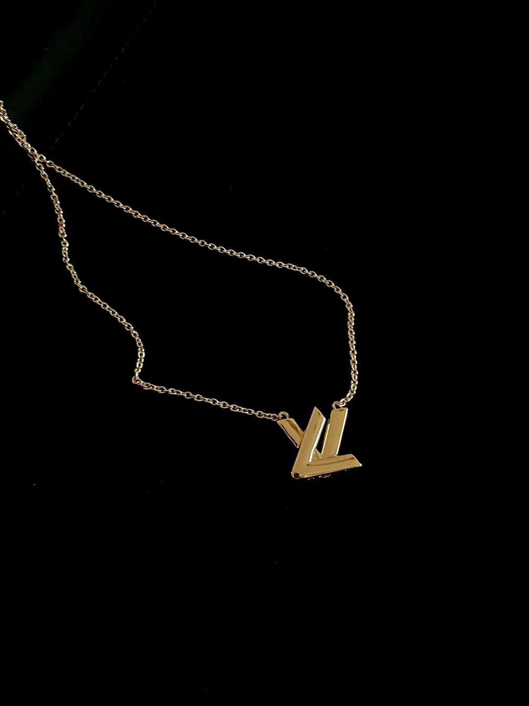 Louis Vuitton CIRCLE necklace view 2
