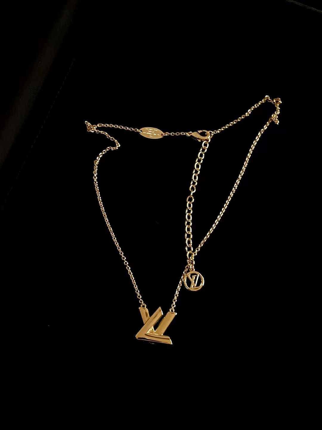 Louis Vuitton CIRCLE necklace view 3