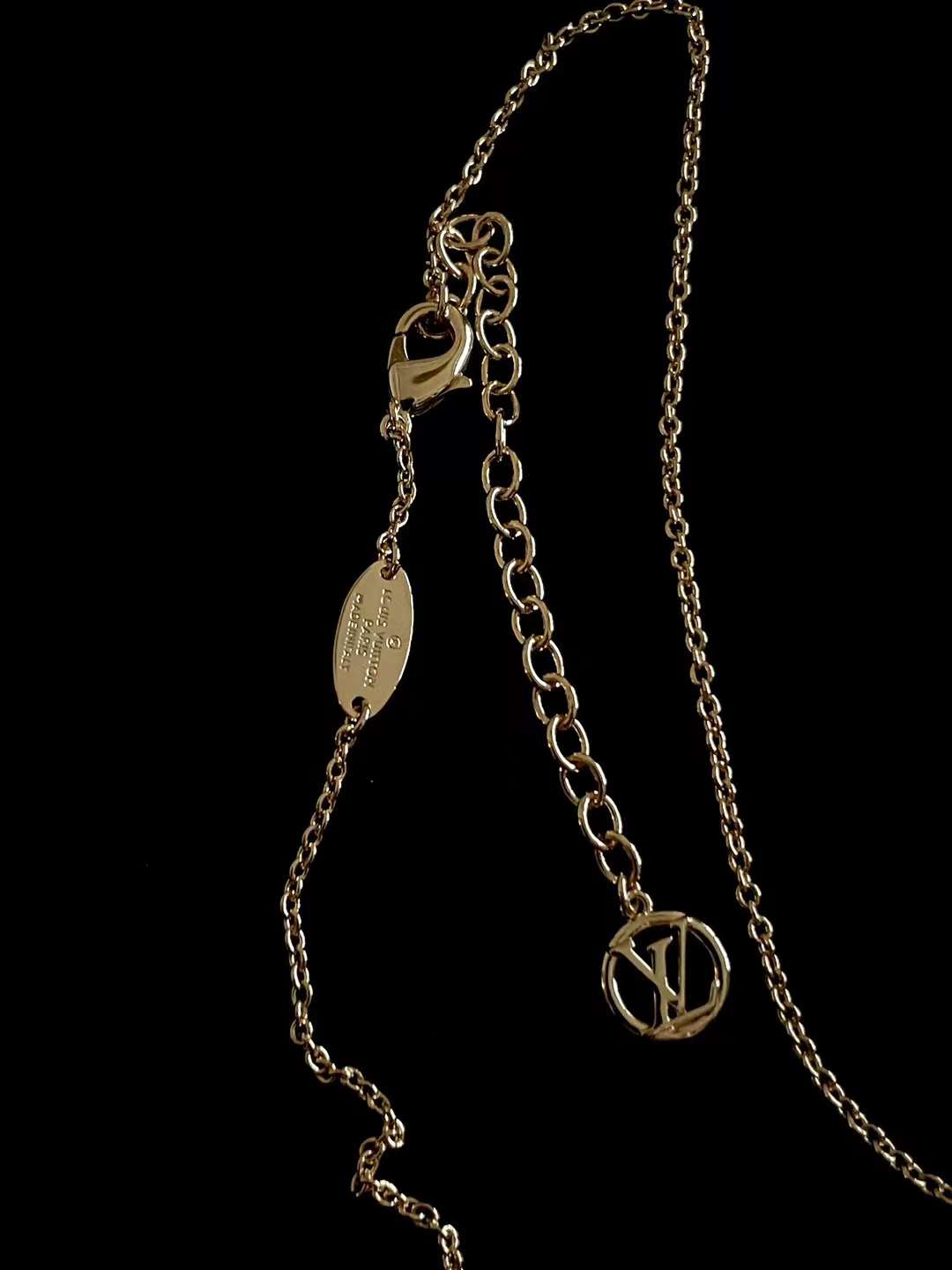 Louis Vuitton CIRCLE necklace view 4