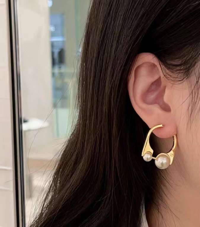 Dior pearl earrings view 1