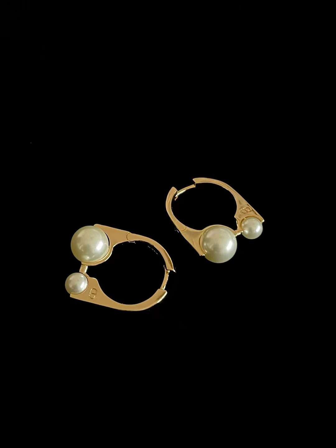 Dior pearl earrings view 2