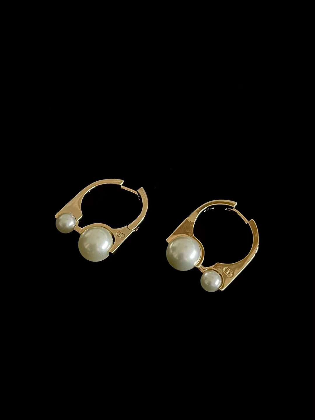 Dior pearl earrings view 3