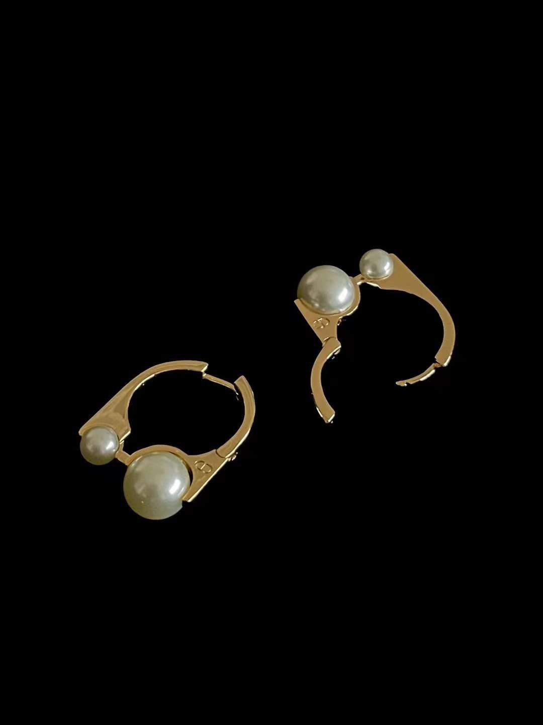 Dior pearl earrings view 4