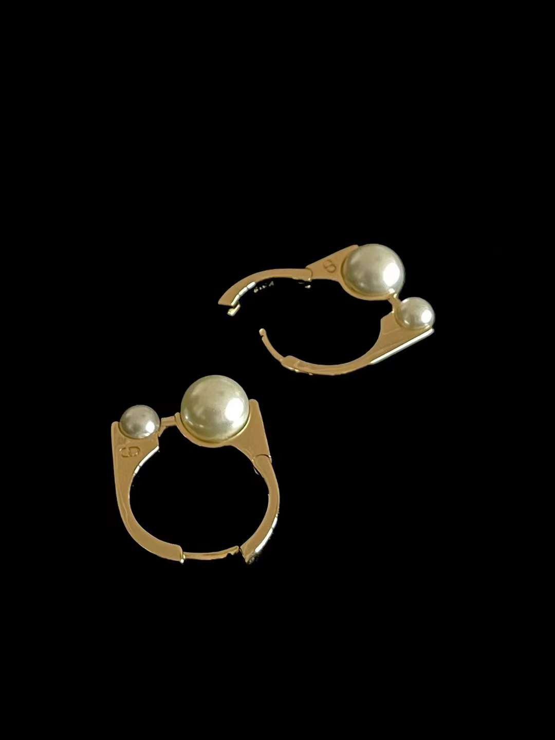 Dior pearl earrings view 5