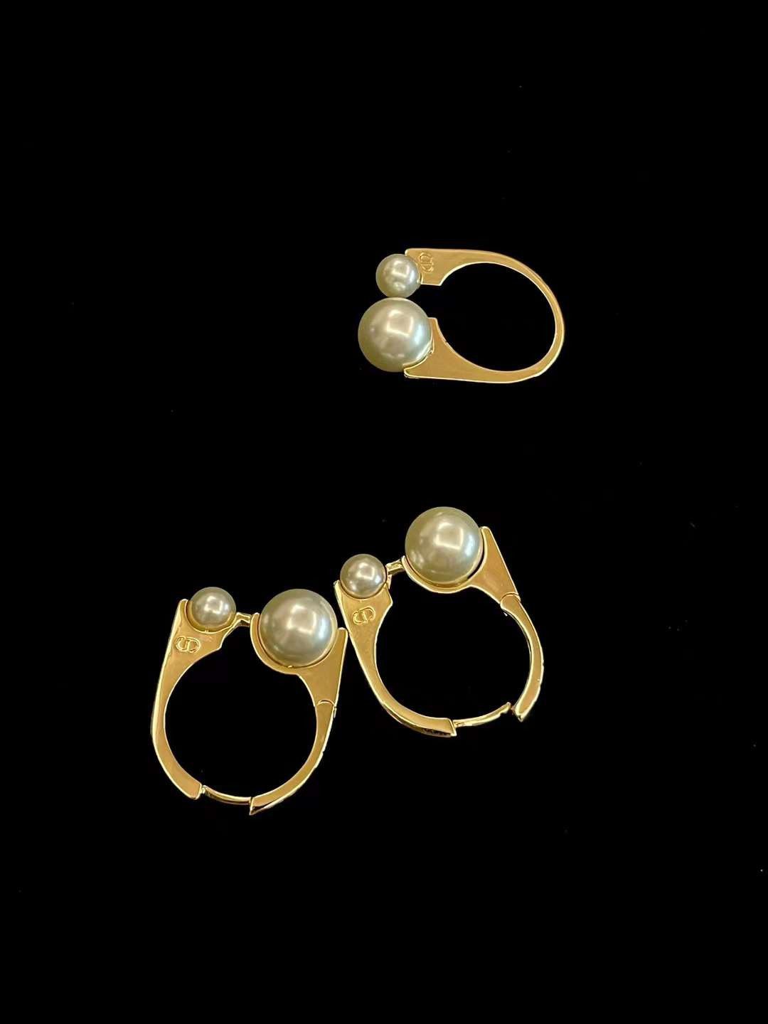 Dior pearl earrings view 6