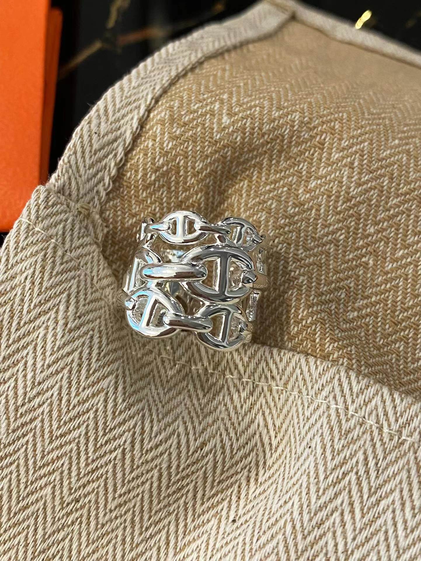 Hermès VChaine d’ancre Enchainee ring view 4