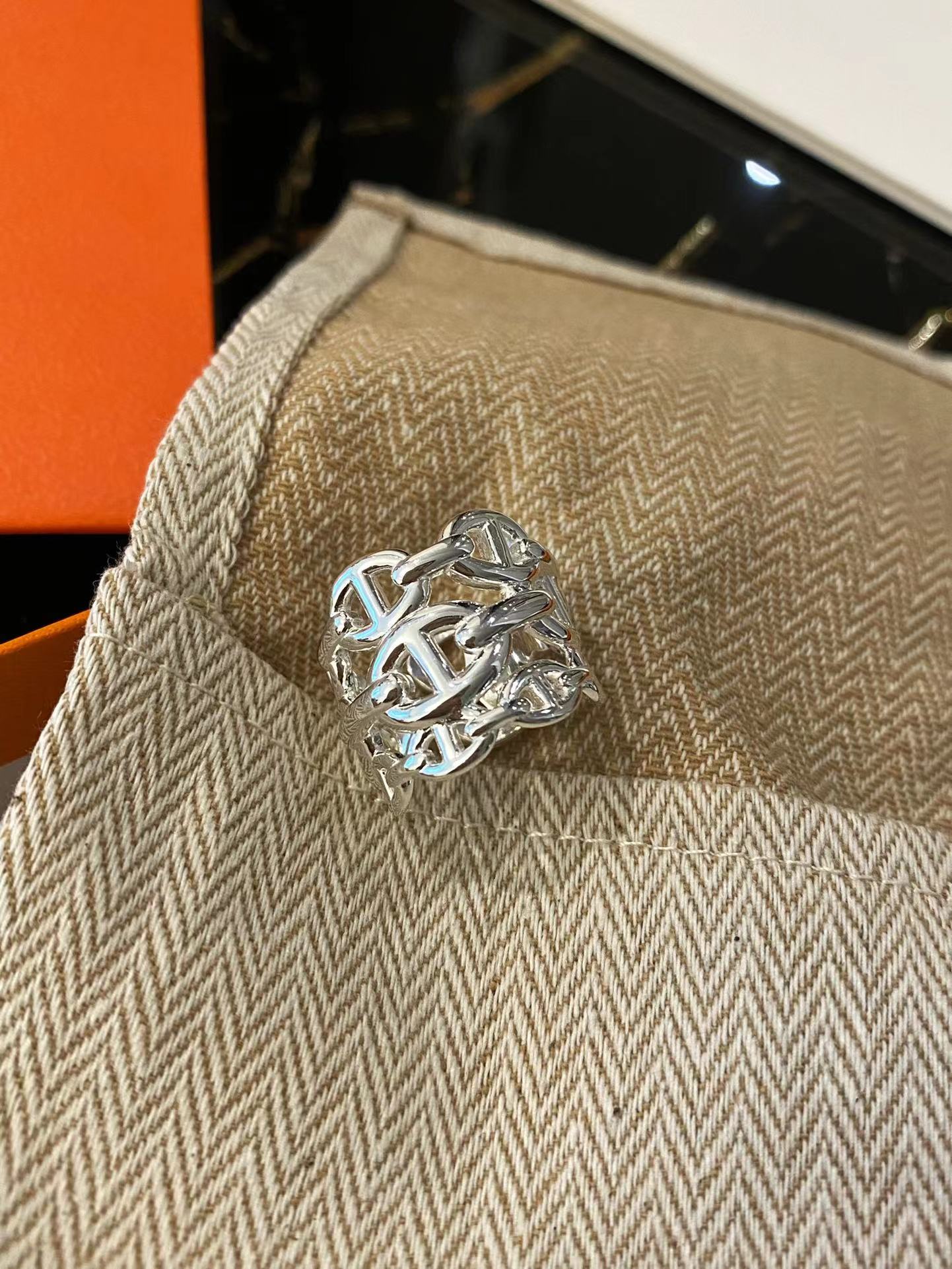 Hermès VChaine d’ancre Enchainee ring view 5