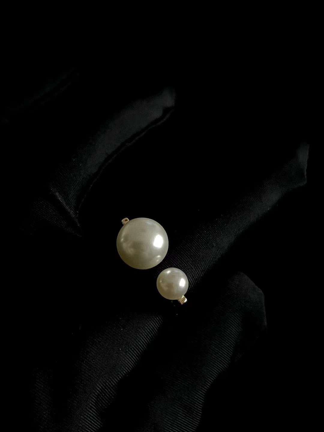 Dior Double pearl ring view 2