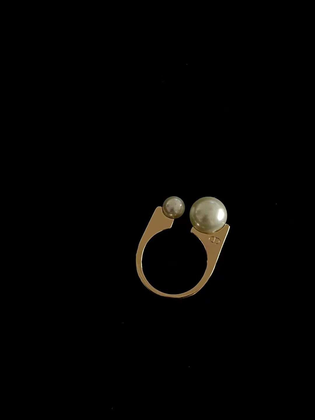 Dior Double pearl ring view 3