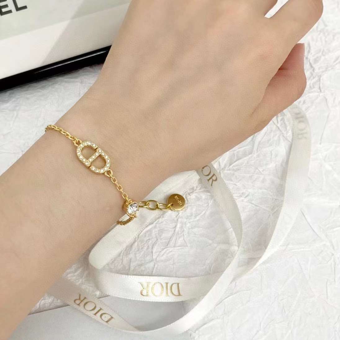 Dior LOGO Full of diamond bracelets view 1