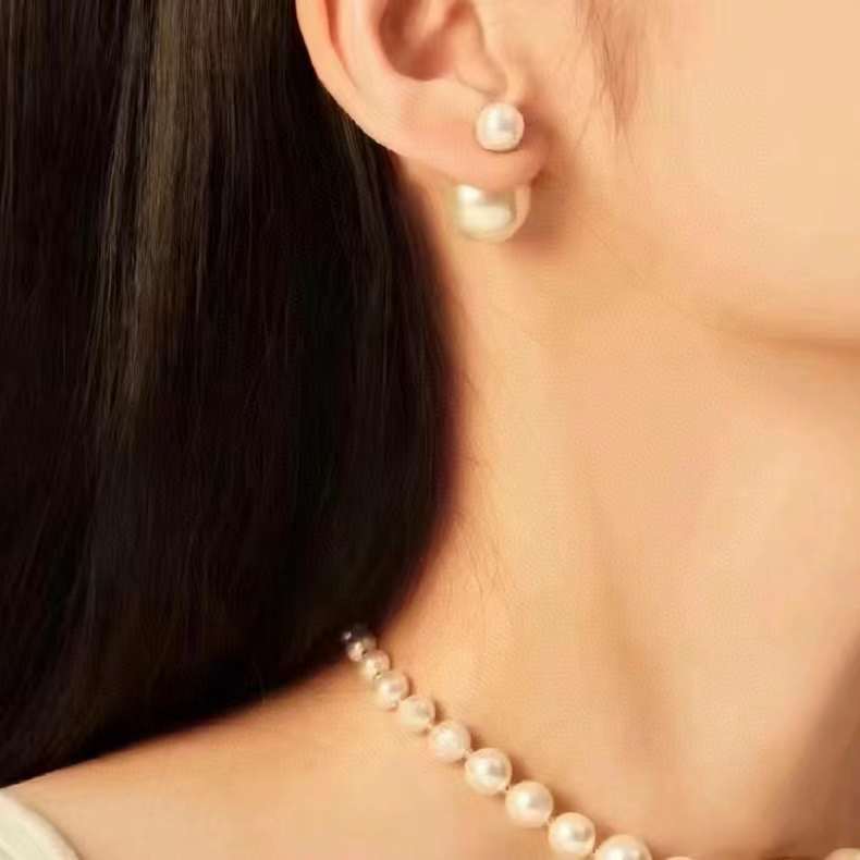 Dior Classic pearl stud earrings view 1