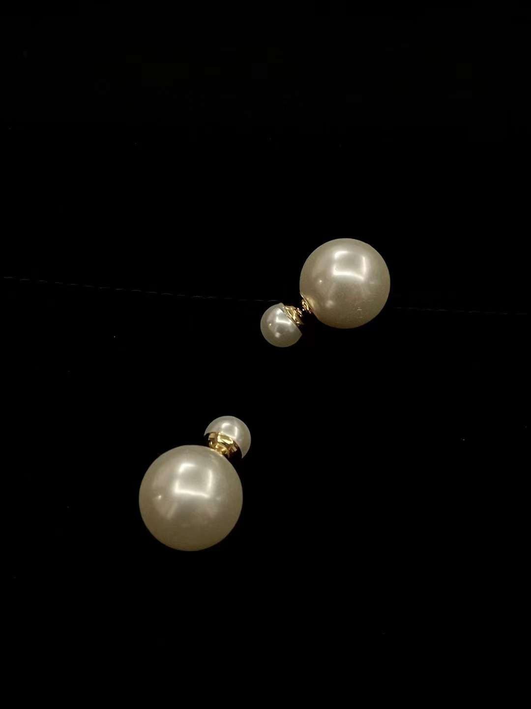 Dior Classic pearl stud earrings view 2