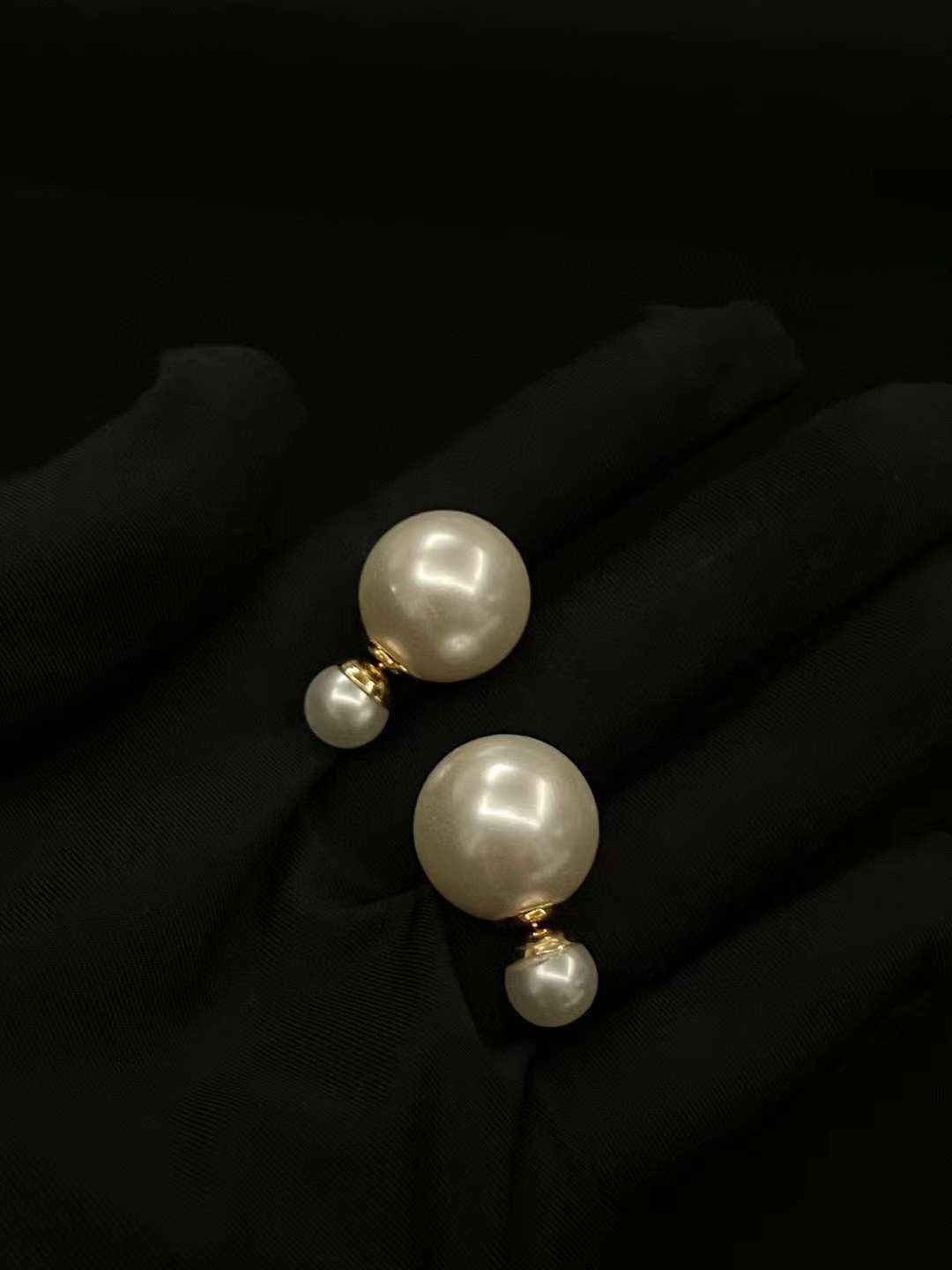 Dior Classic pearl stud earrings view 3