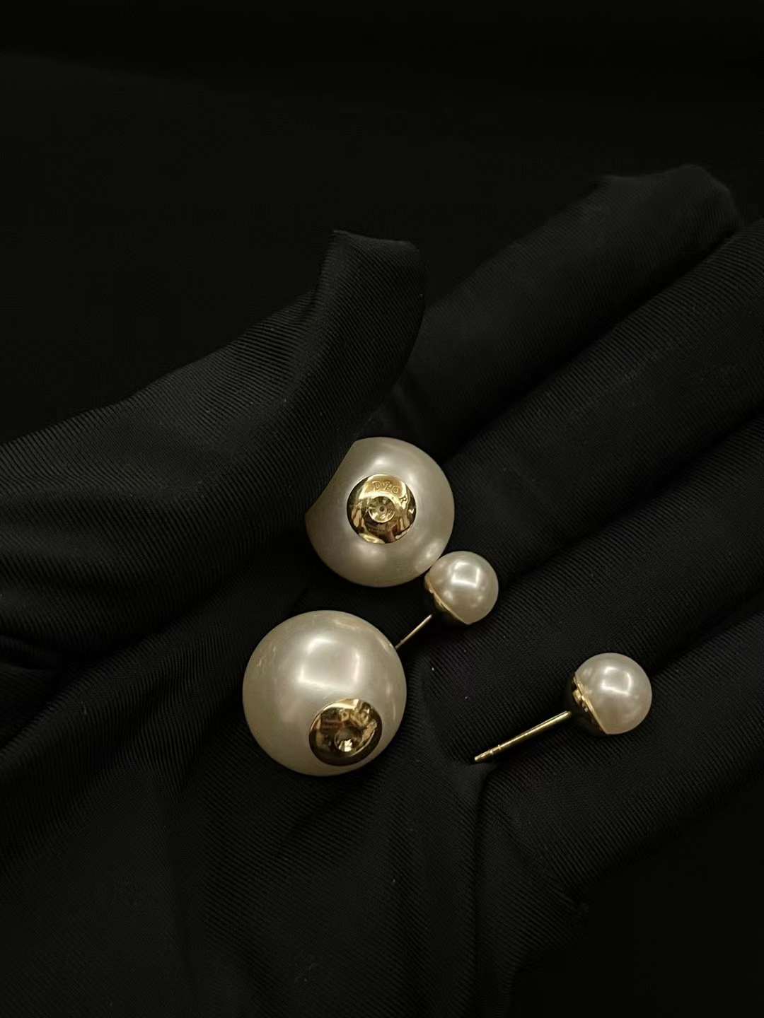 Dior Classic pearl stud earrings view 4