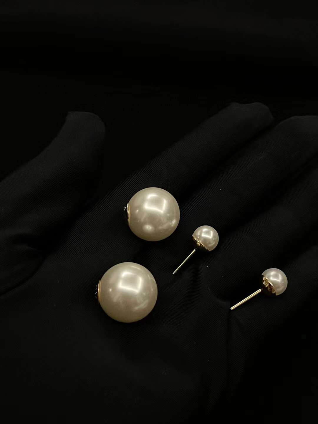 Dior Classic pearl stud earrings view 5