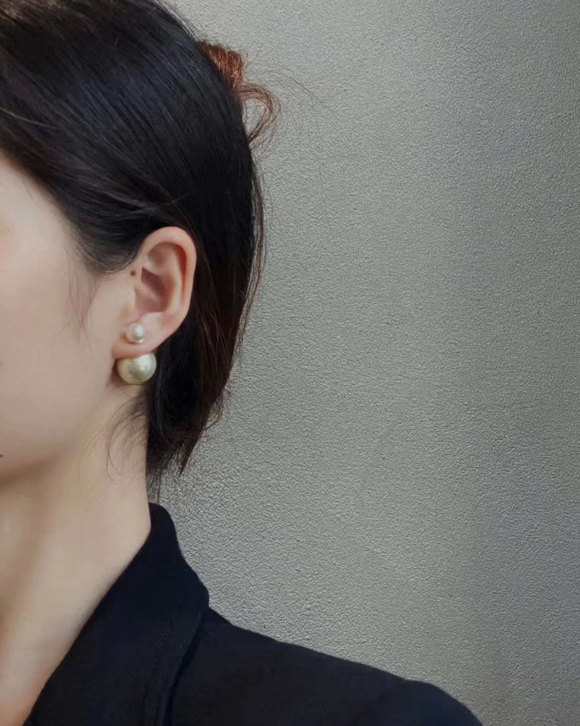 Dior Classic pearl stud earrings view 6