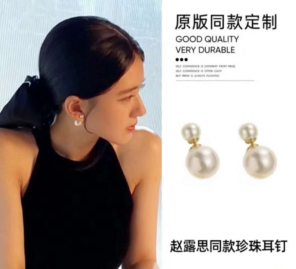 Dior Classic pearl stud earrings view 9