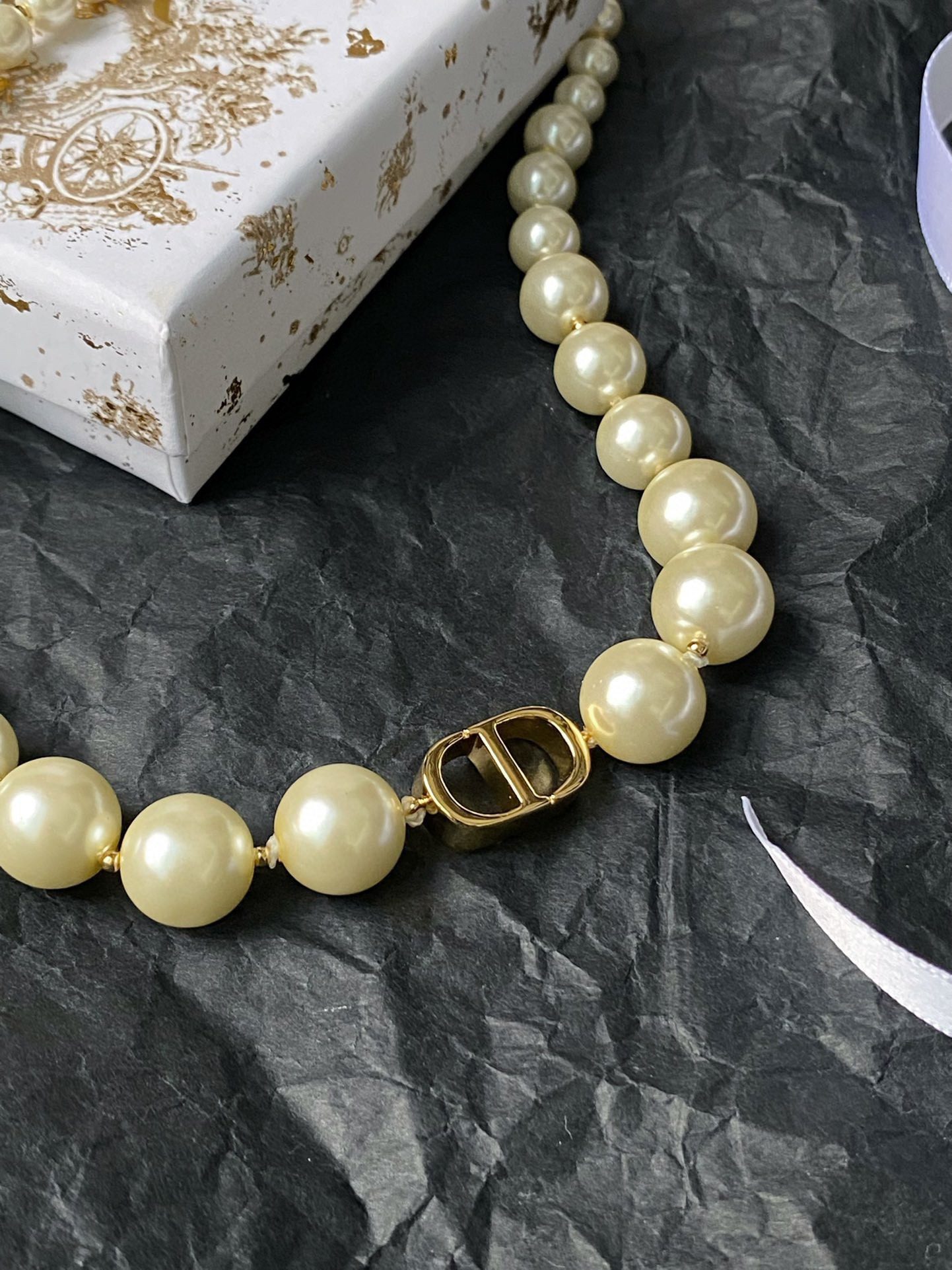 Dior CD Choker pearl necklace view 3
