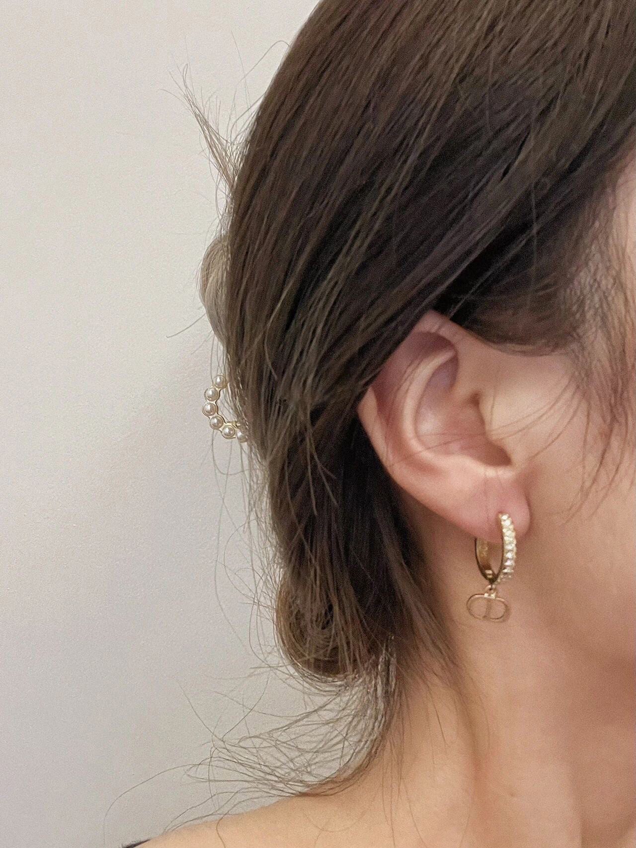 Dior FALL 22 Alphabet pearl earrings view 1