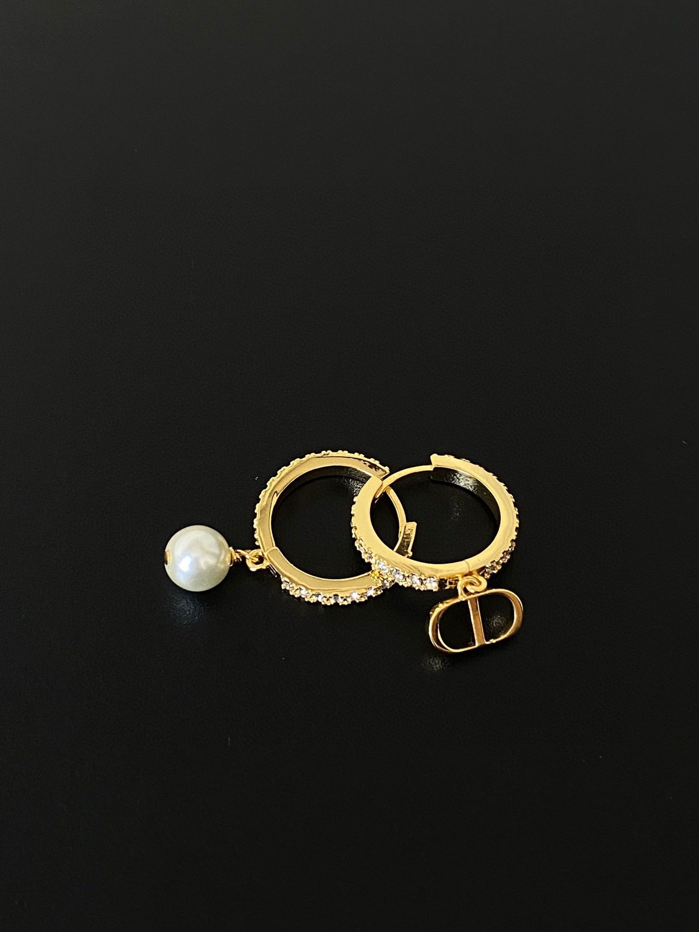 Dior FALL 22 Alphabet pearl earrings view 3