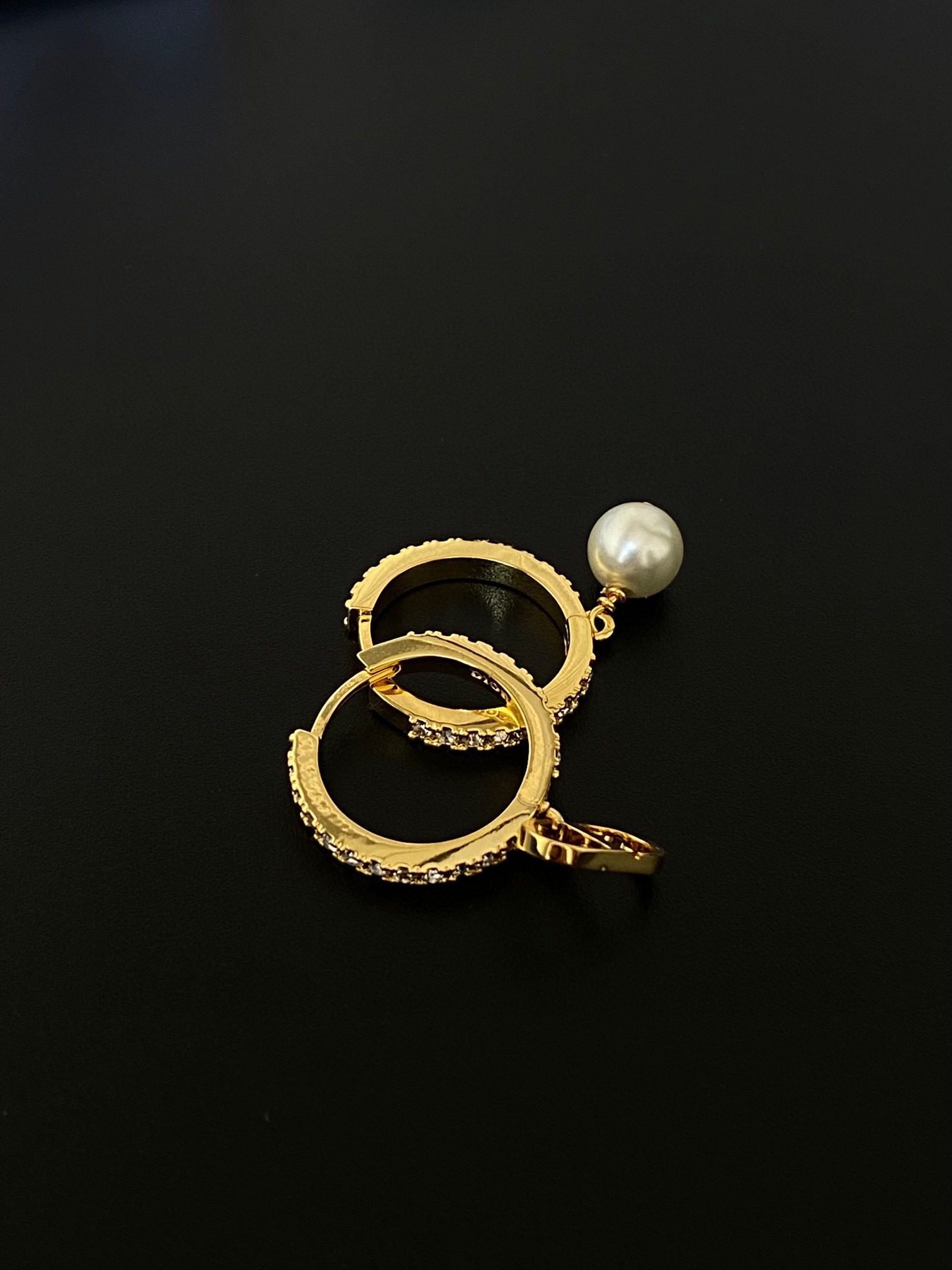 Dior FALL 22 Alphabet pearl earrings view 4