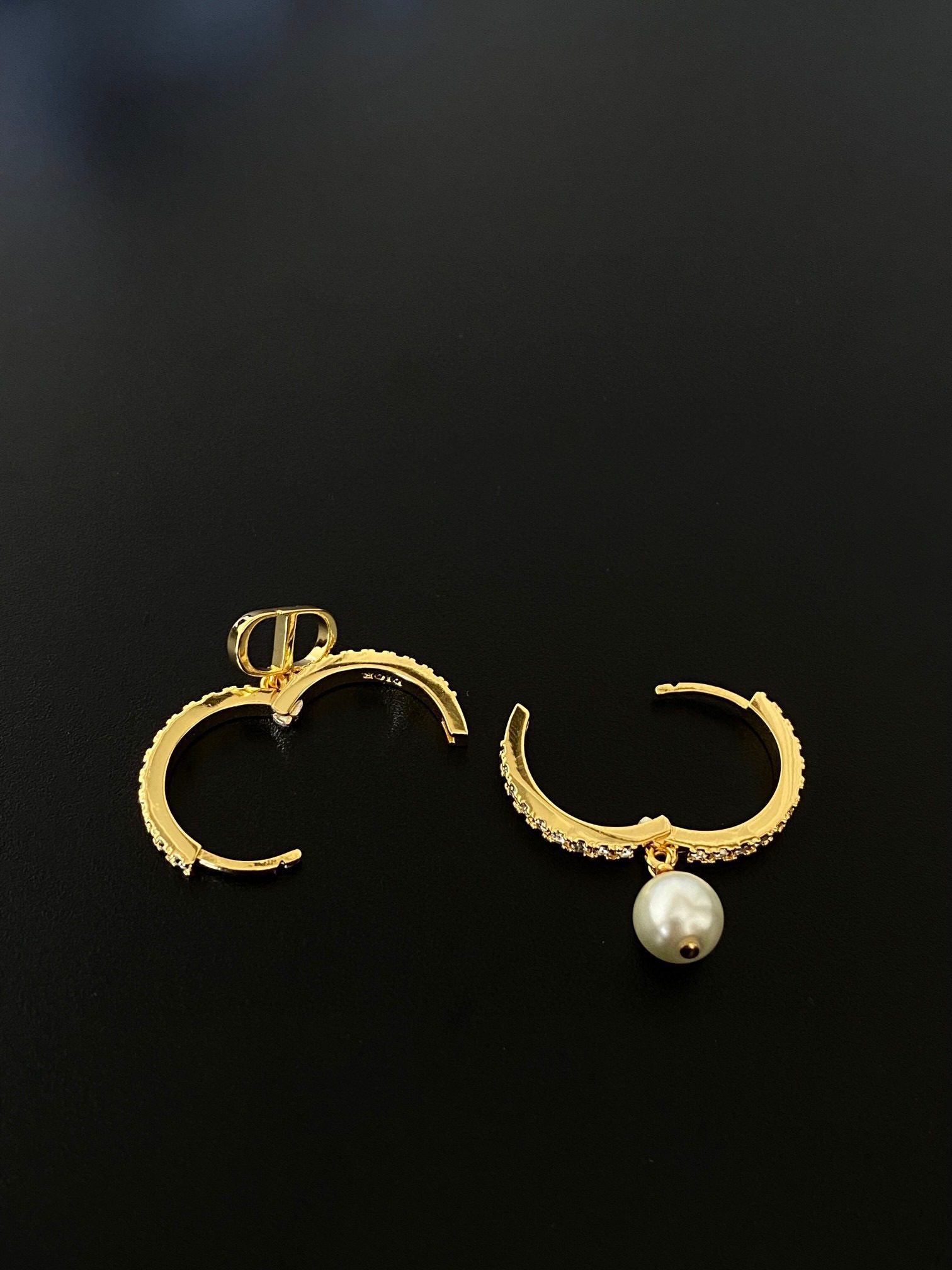 Dior FALL 22 Alphabet pearl earrings view 5