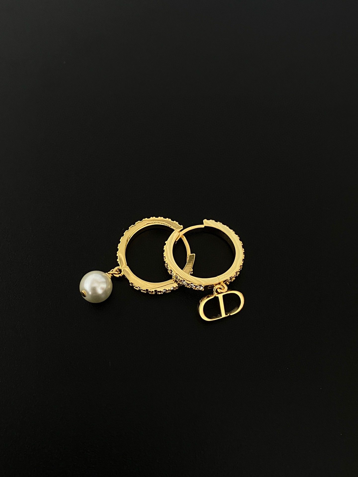 Dior FALL 22 Alphabet pearl earrings view 7
