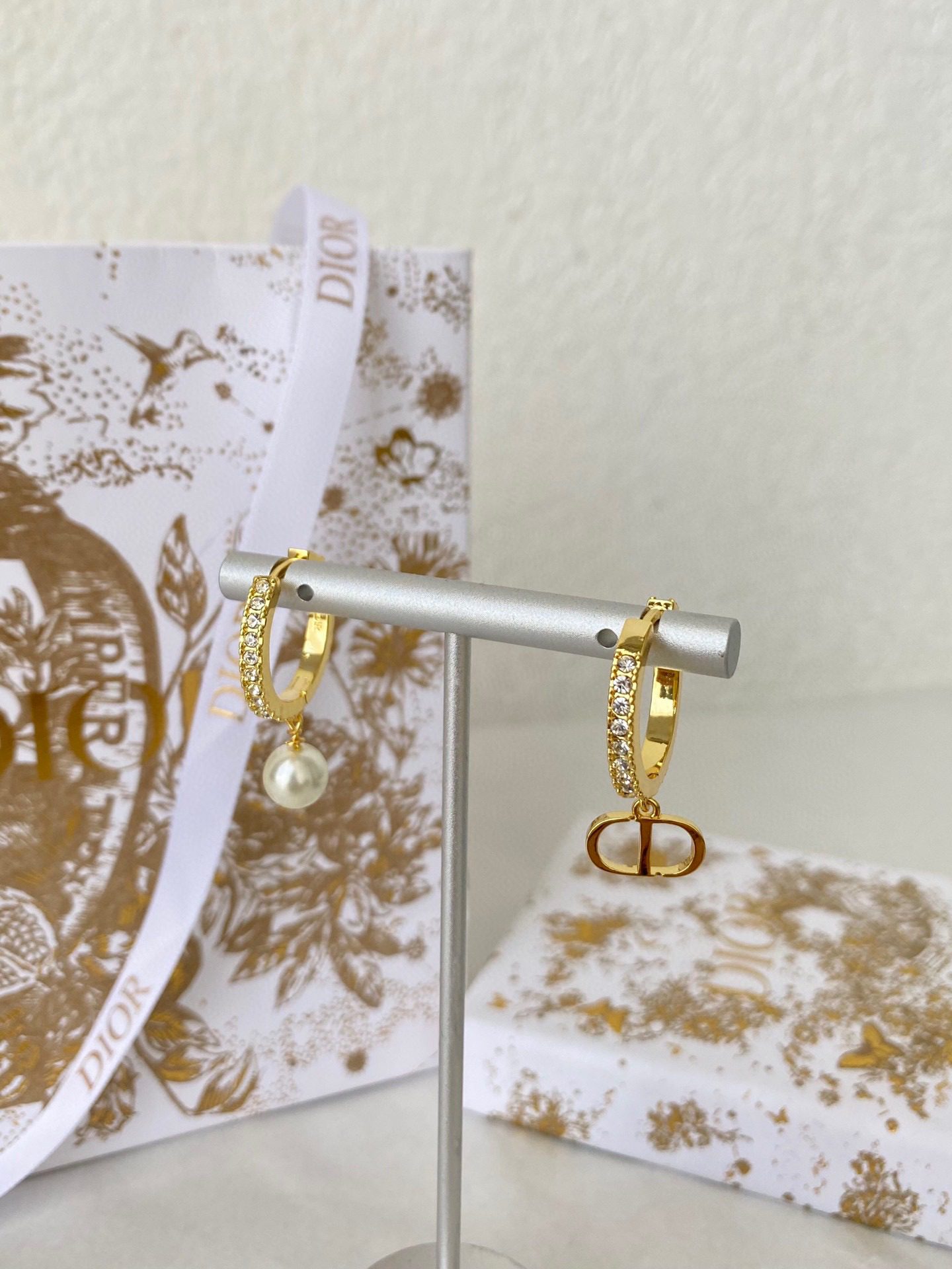 Dior FALL 22 Alphabet pearl earrings view 8