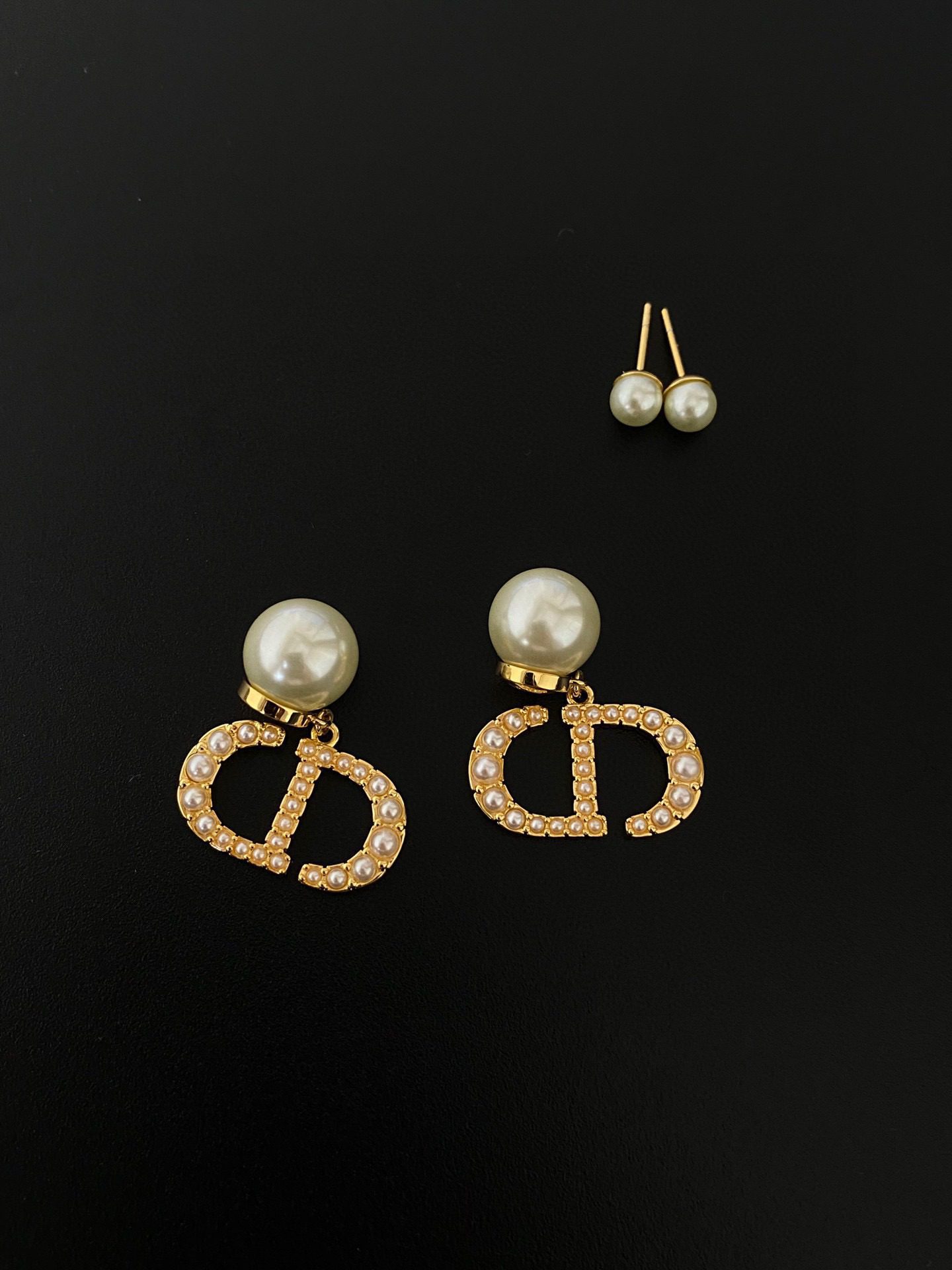 Dior Alphabet pearl earrings view 4