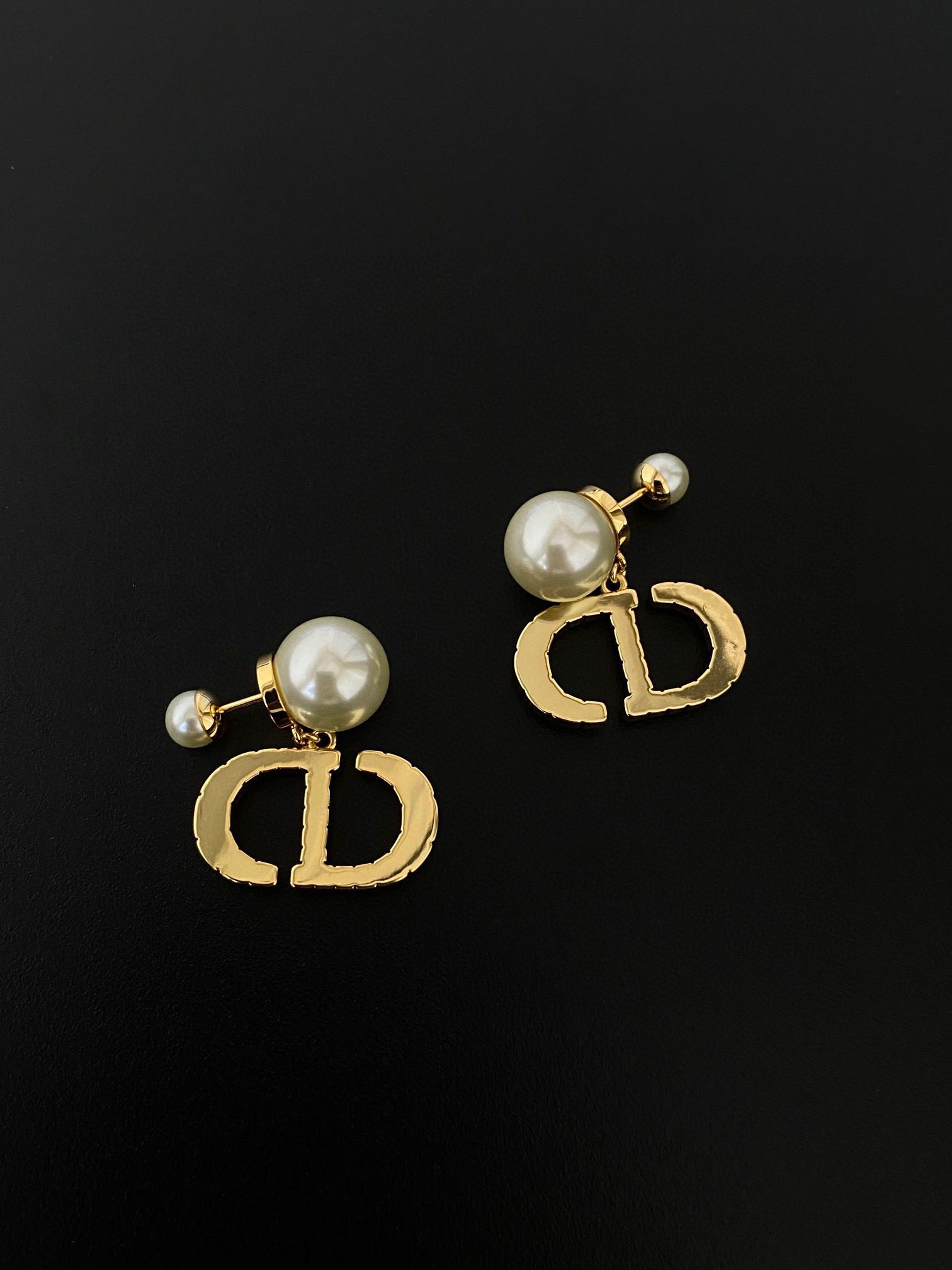 Dior Alphabet pearl earrings view 5