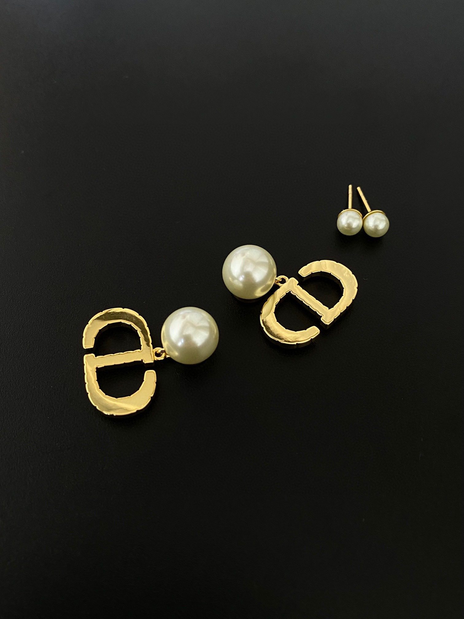 Dior Alphabet pearl earrings view 7