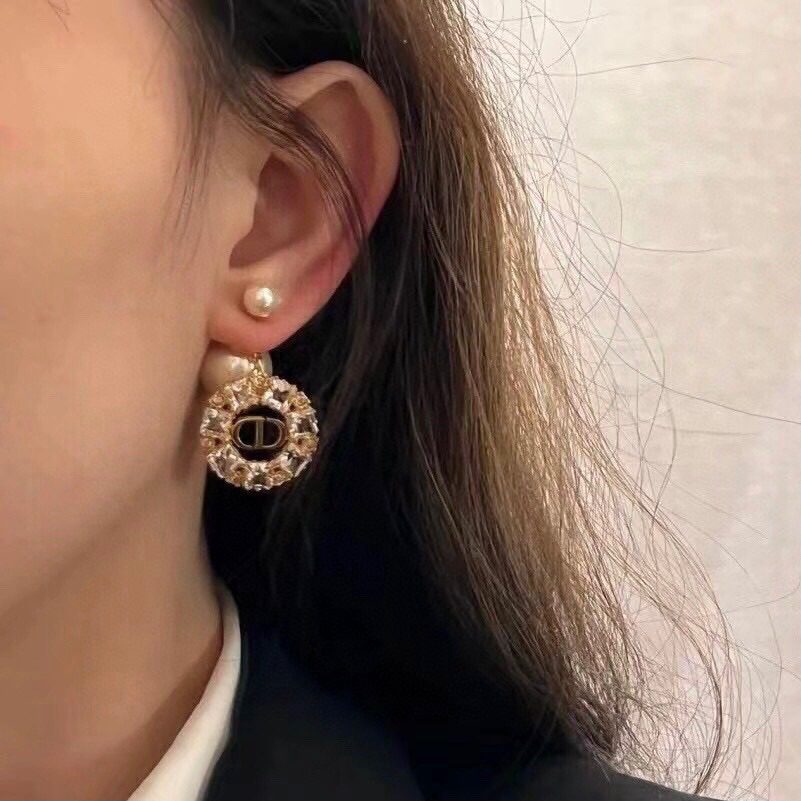 Dior Hollow pearl earrings view 1