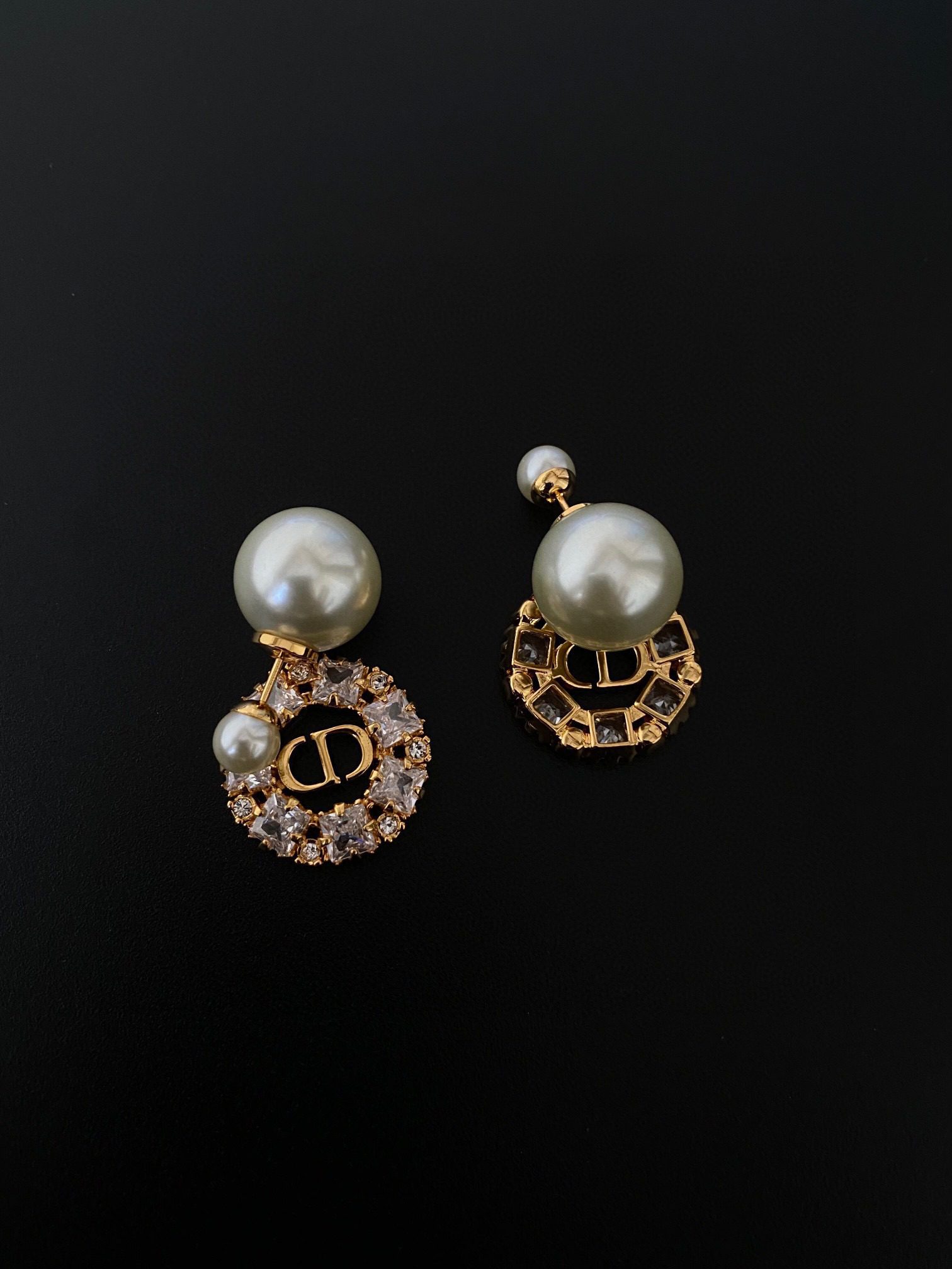 Dior Hollow pearl earrings view 3