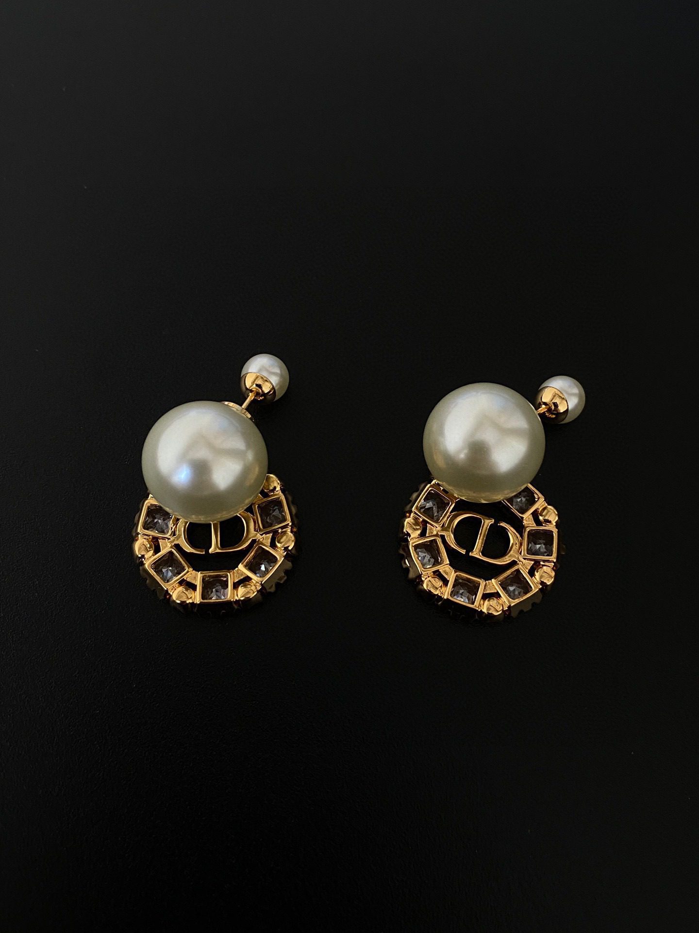 Dior Hollow pearl earrings view 4
