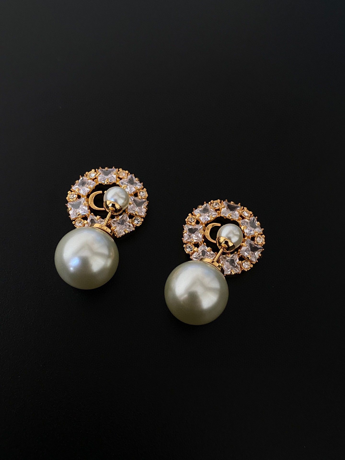 Dior Hollow pearl earrings view 5