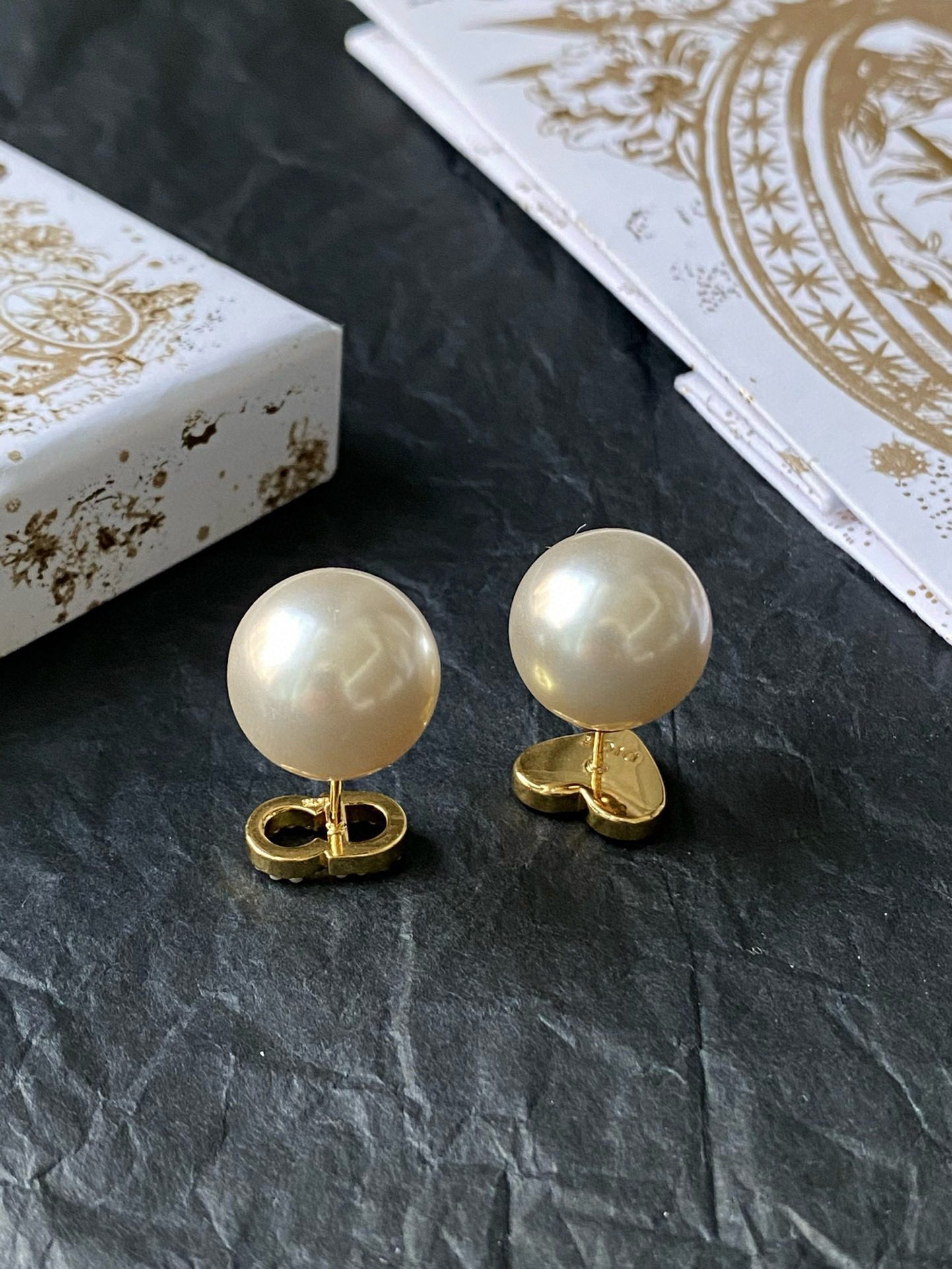 Dior Asymmetric heart pearl earrings view 4