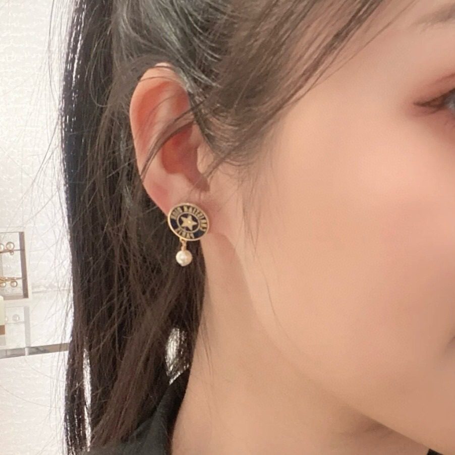Dior Badge pearl earrings view 9