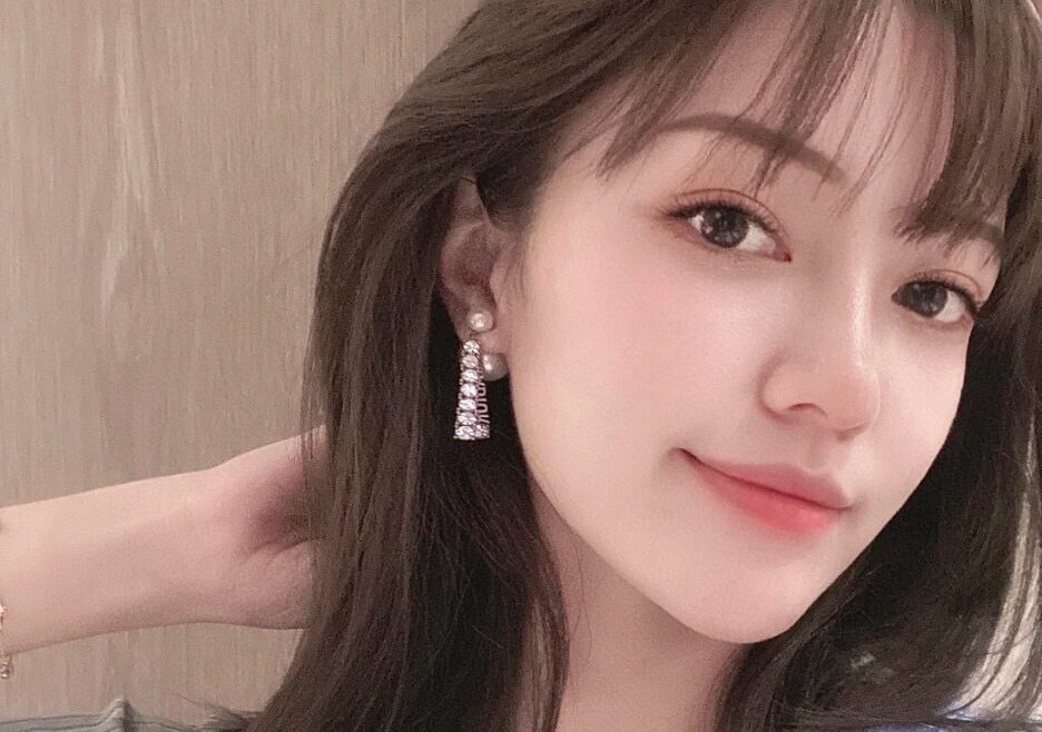 Dior TRBALES pearl stud earrings view 1