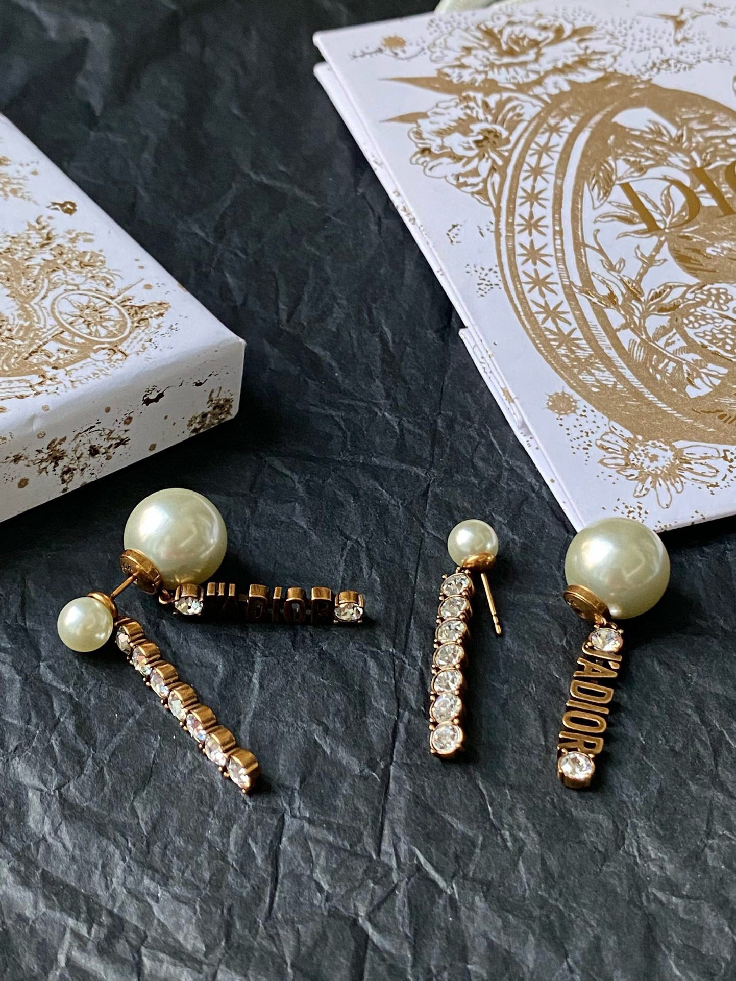 Dior TRBALES pearl stud earrings view 3