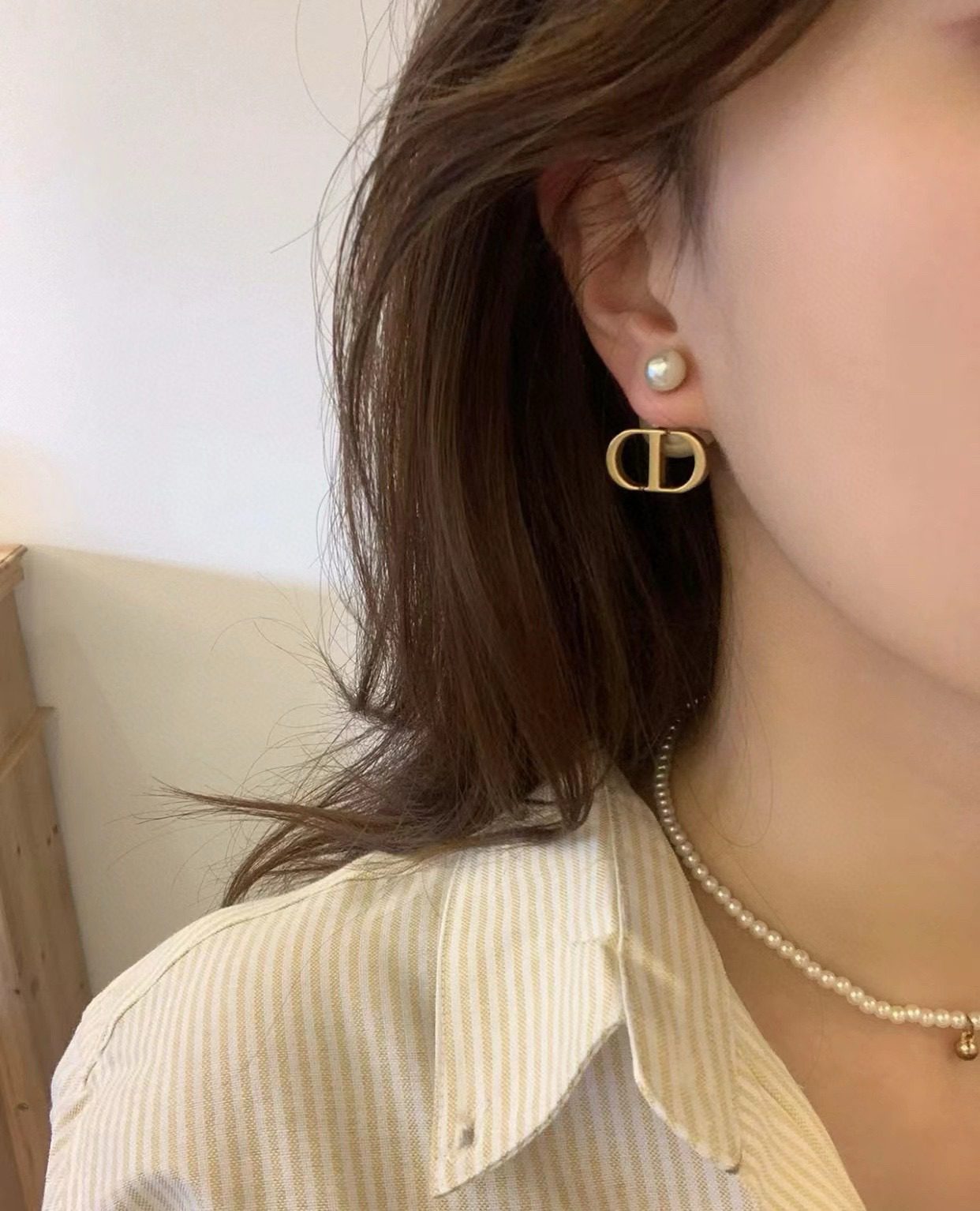 Dior LOGO Vintage pearl stud earrings view 1