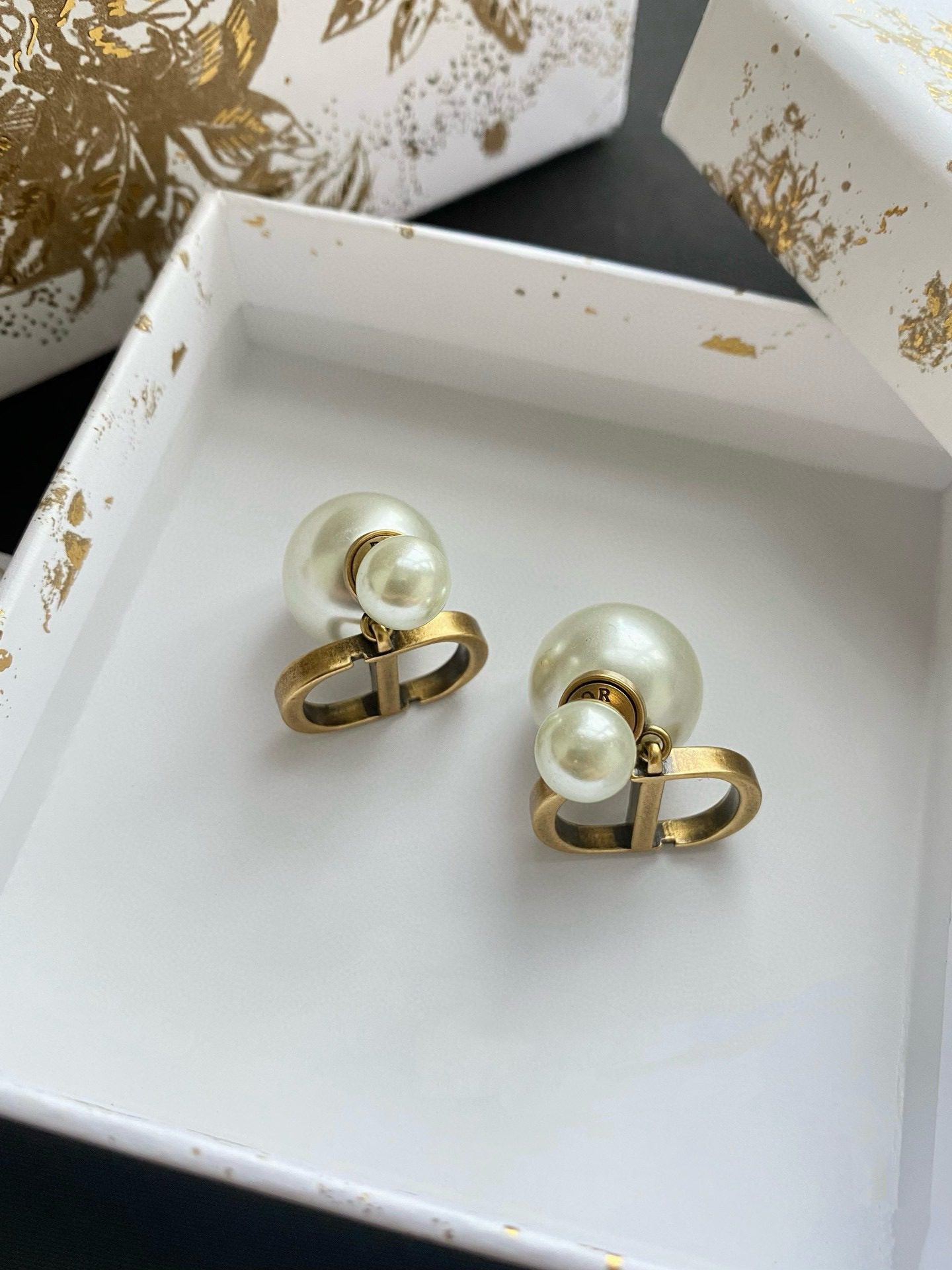 Dior LOGO Vintage pearl stud earrings view 2