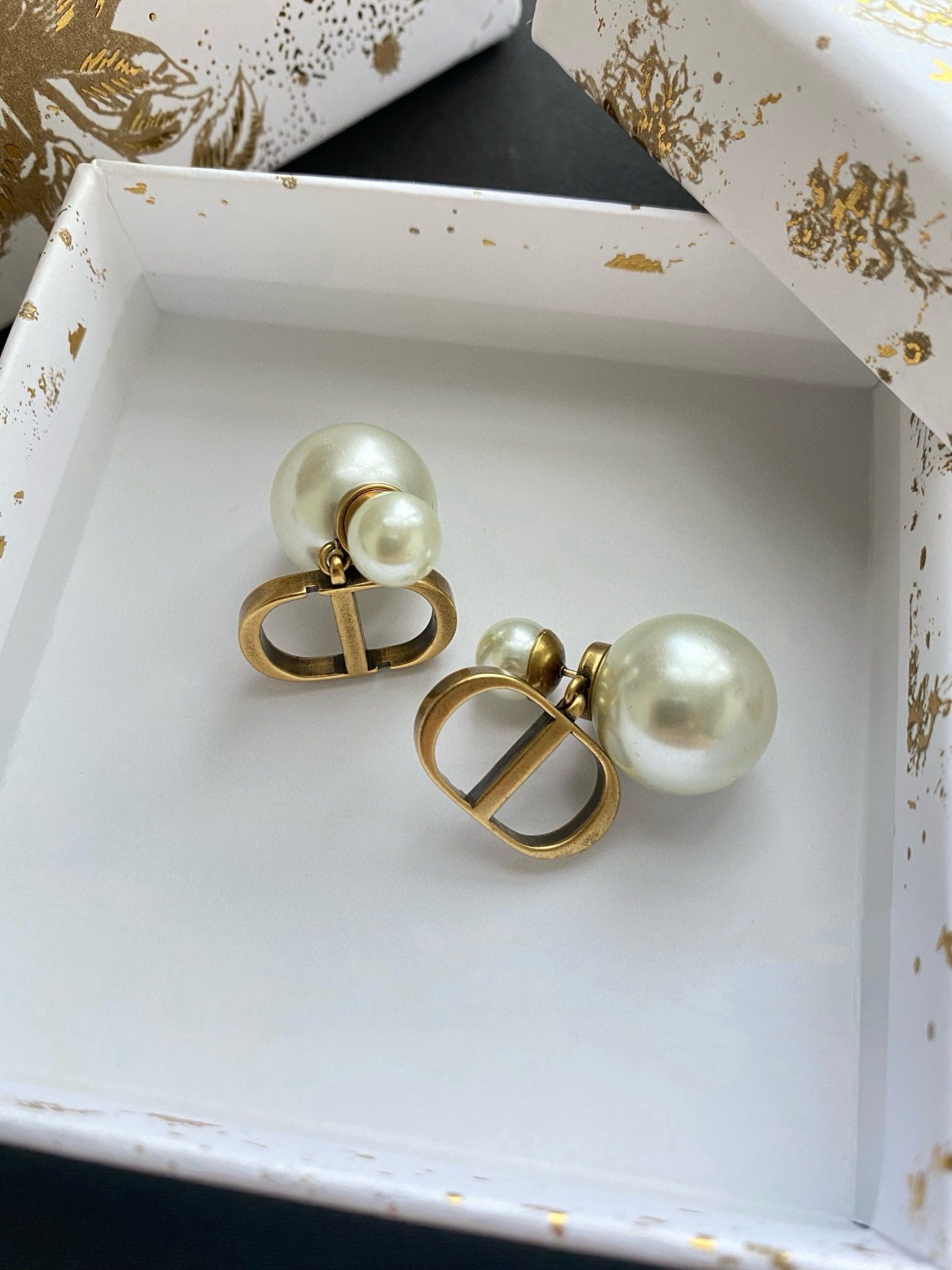 Dior LOGO Vintage pearl stud earrings view 3