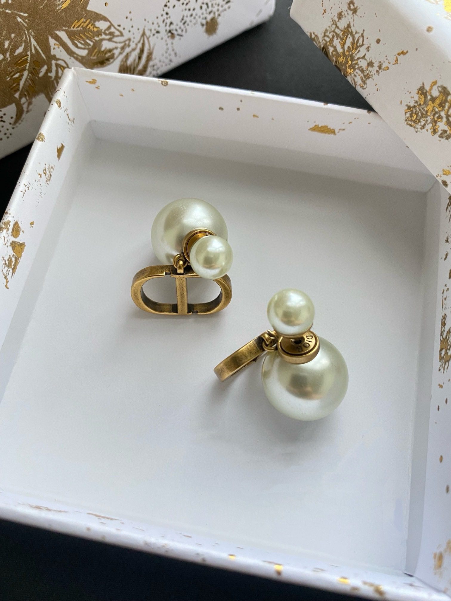 Dior LOGO Vintage pearl stud earrings view 4