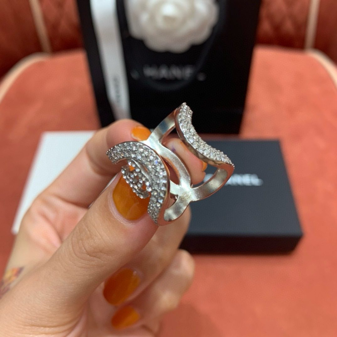 Chanel LOGO Diamond ring view 4