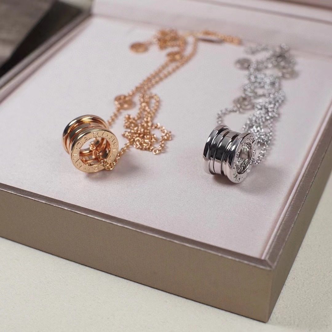 Bvlgari Spring necklace view 5