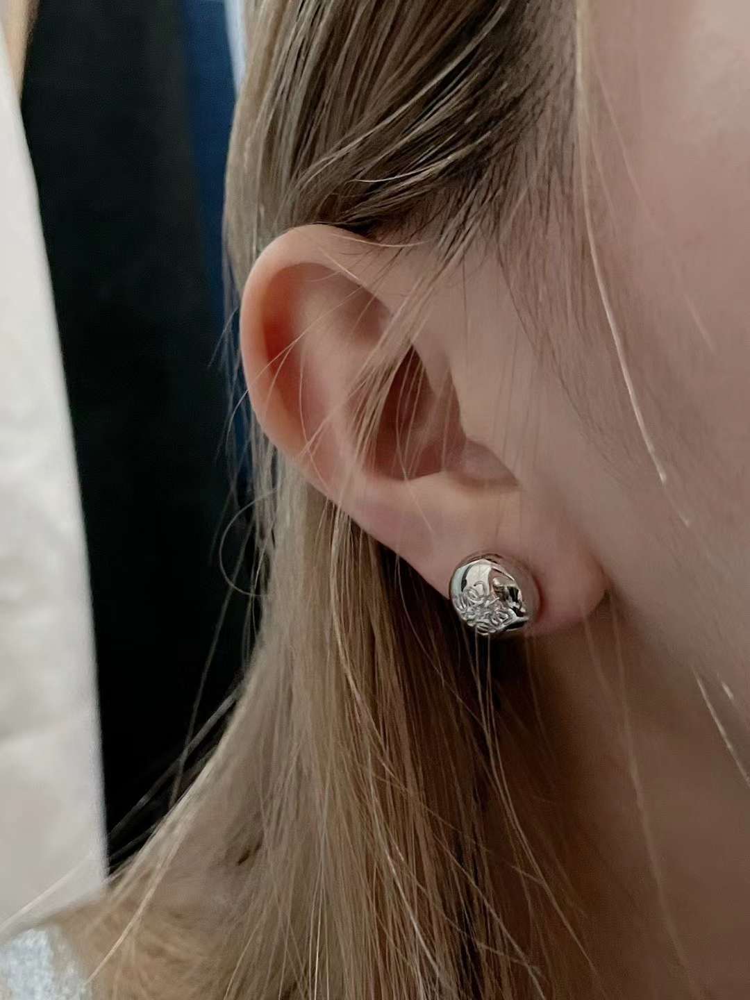 Loewe logo ear stud view 1