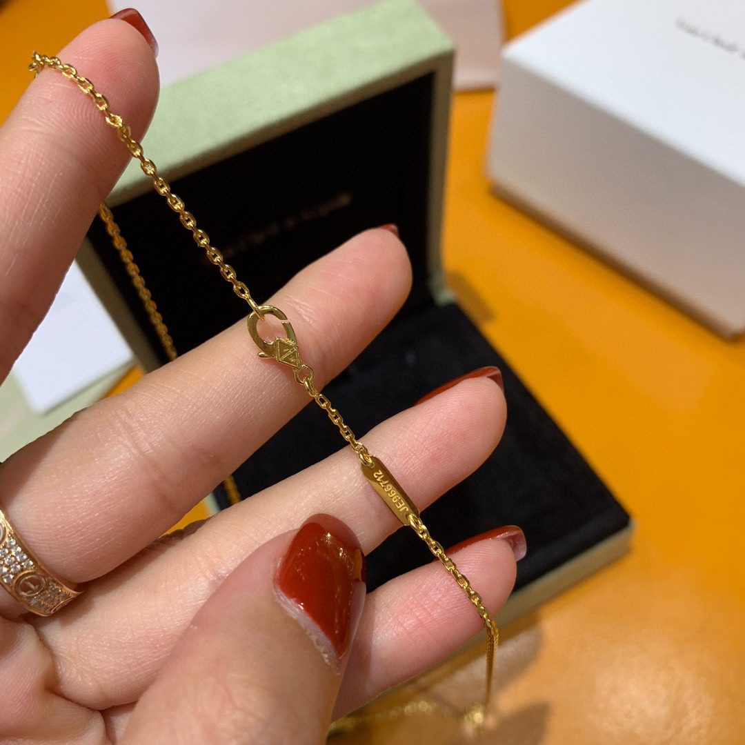 Van Cleef & Arpels Alhambra Pendant Necklace view 9