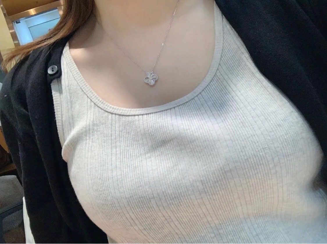 Van Cleef & Arpels 2020 Christmas Alhambra Pendant Necklace view 10