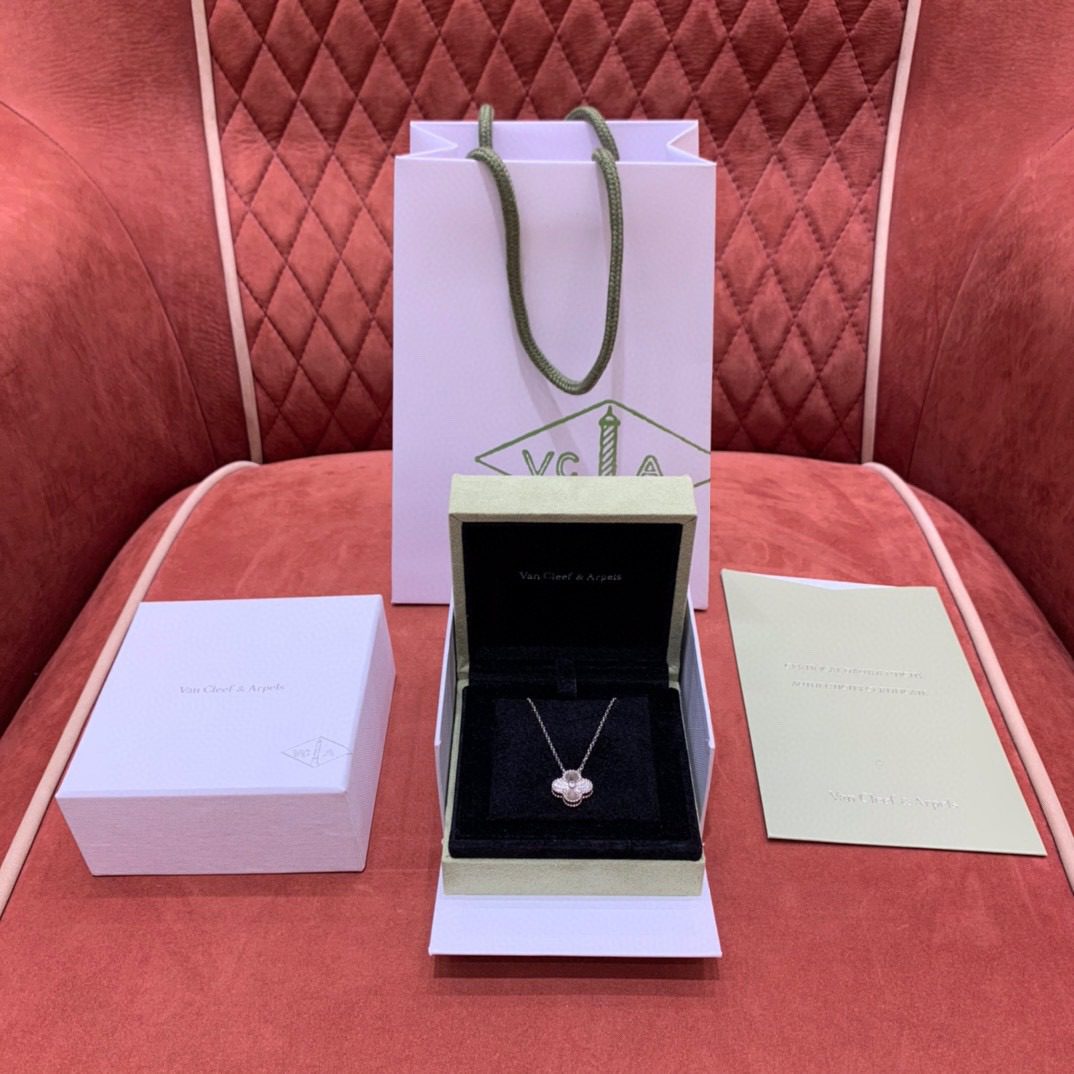 Van Cleef & Arpels 2020 Christmas Alhambra Pendant Necklace view 2